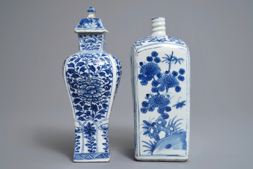 Een Chinese blauwwitte vierkante fles, Wanli, en een dekselvaas, Kangxi