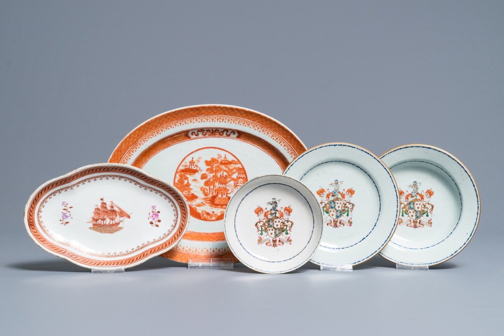 Trois assiettes armori&eacute;es en porcelaine de Chine famille rose et deux plats ovales pour le march&eacute; am&eacute;ricain, Qianlong et 19&egrave;me