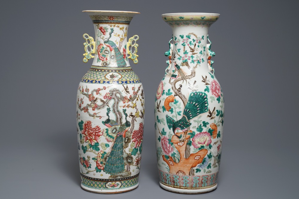 Deux vases en porcelaine de Chine famille rose aux d&eacute;cors d'oiseaux et d&rsquo;antiquit&eacute;s, 19&egrave;me