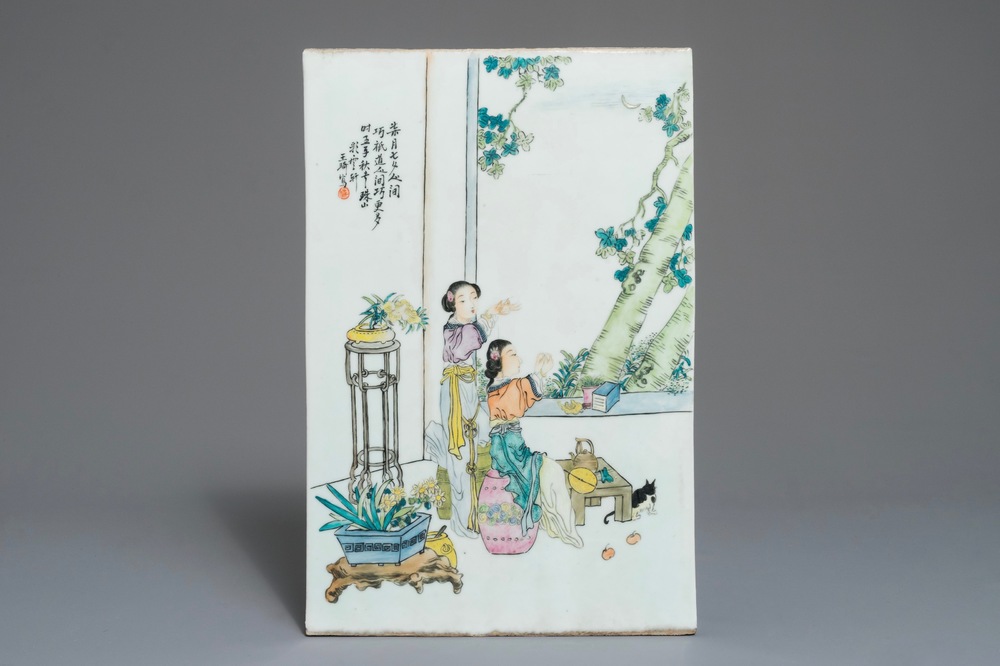 Une plaque en porcelaine de Chine famille rose, sign&eacute;e Huang Qi, 20&egrave;me