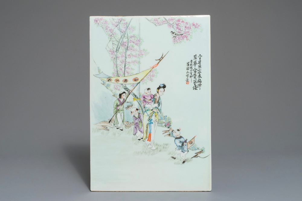 Une plaque en porcelaine de Chine famille rose, sign&eacute;e Luo Shu, 20&egrave;me