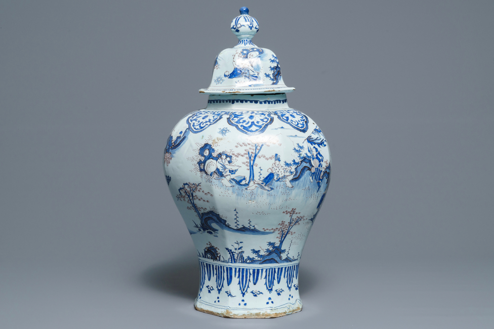 Een grote octagonale dekselvaas met blauwwit en mangaan chinoiserie decor, Nevers, 18e eeuw