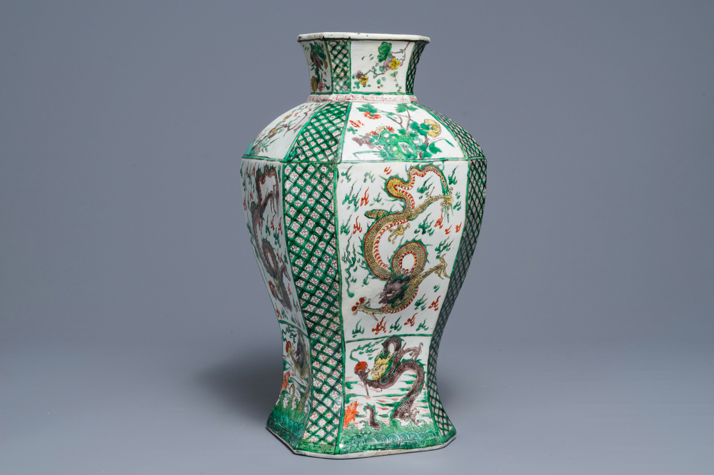 Un vase en porcelaine de Chine famille verte &agrave; d&eacute;cor de dragons, Kangxi