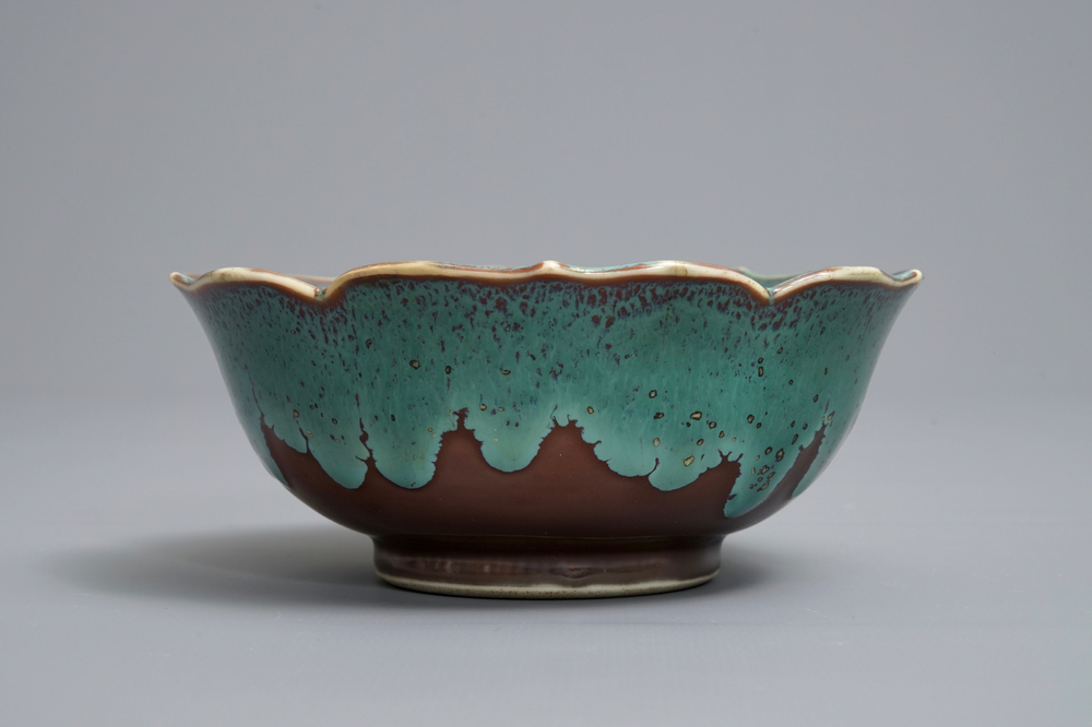 Een Chinese lotusvormige kom met turquoise flamb&eacute; glazuur met bruine fondkleur, Yongzheng/Qianlong