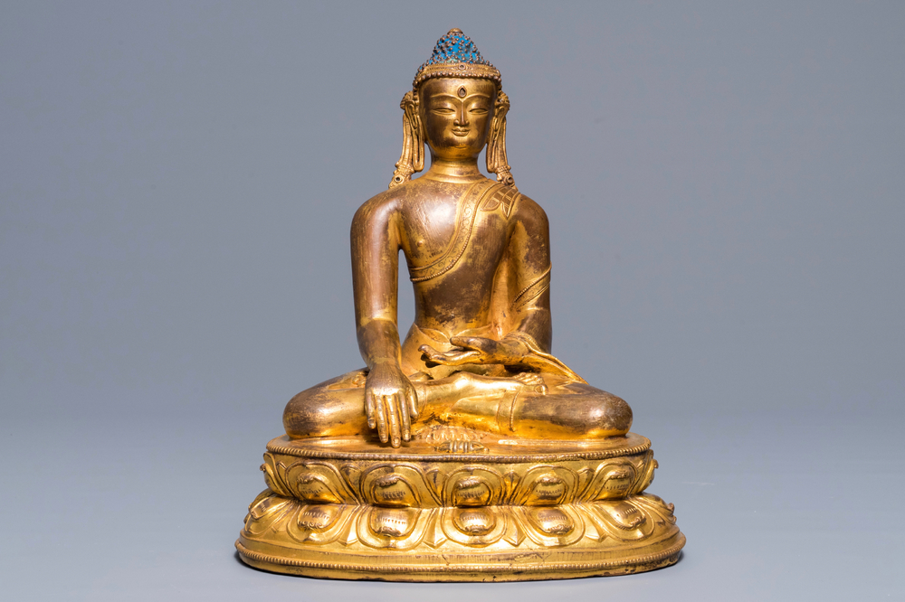 Une figure de Bouddha Shakyamuni en cuivre dor&eacute;, 17/18&egrave;me