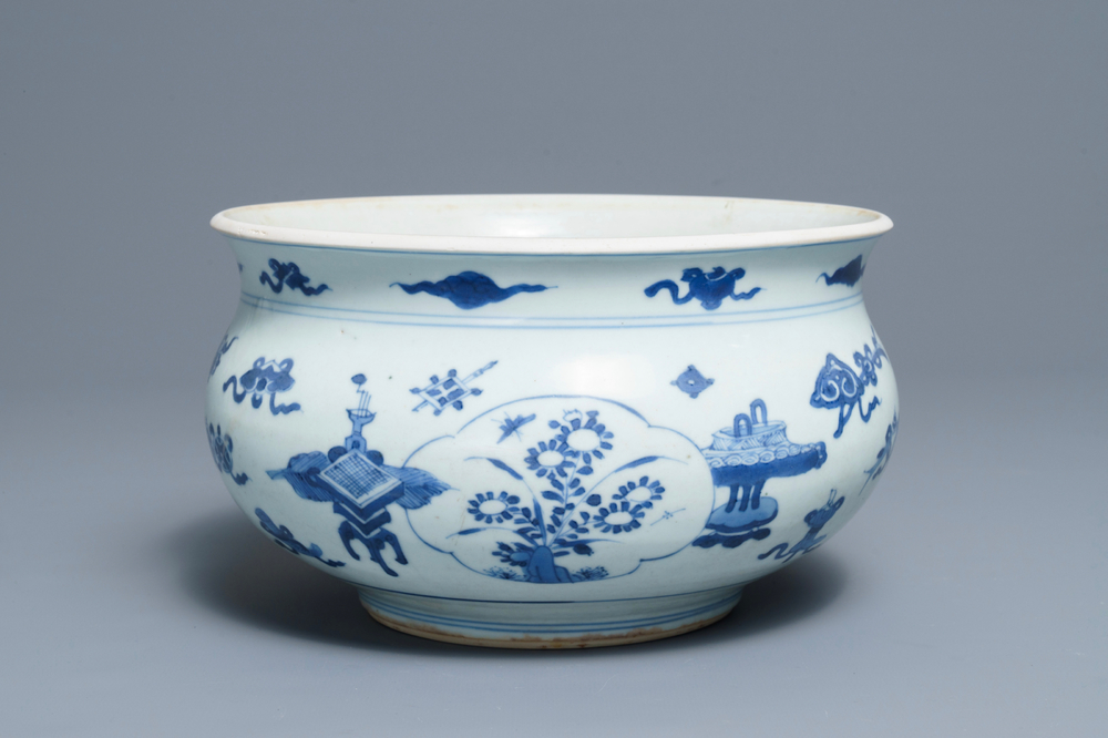 Een Chinese blauwwitte wierookbrander met decor van antiquiteiten, Kangxi