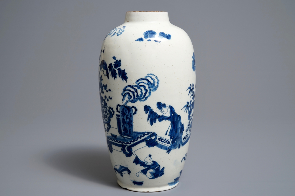 A Dutch Delft blue and white chinoiserie vase, 17/18th C.