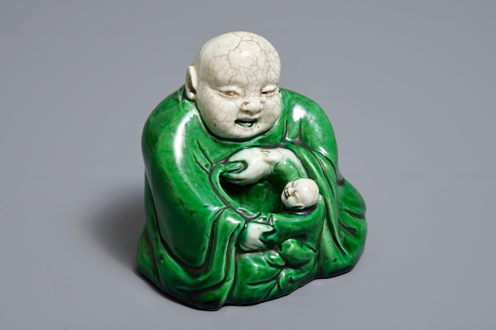 Une figure de Bouddha au gar&ccedil;on en biscuit &eacute;maill&eacute; vert, Chine, Kangxi