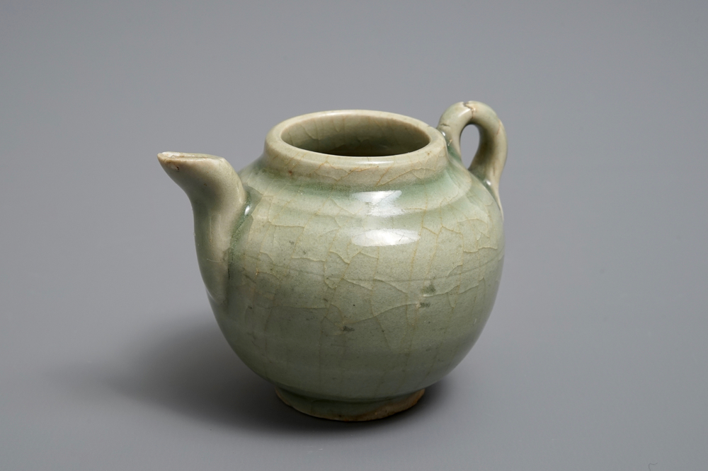 Een Chinese celadon theepot of schenkkan, Song/Yuan