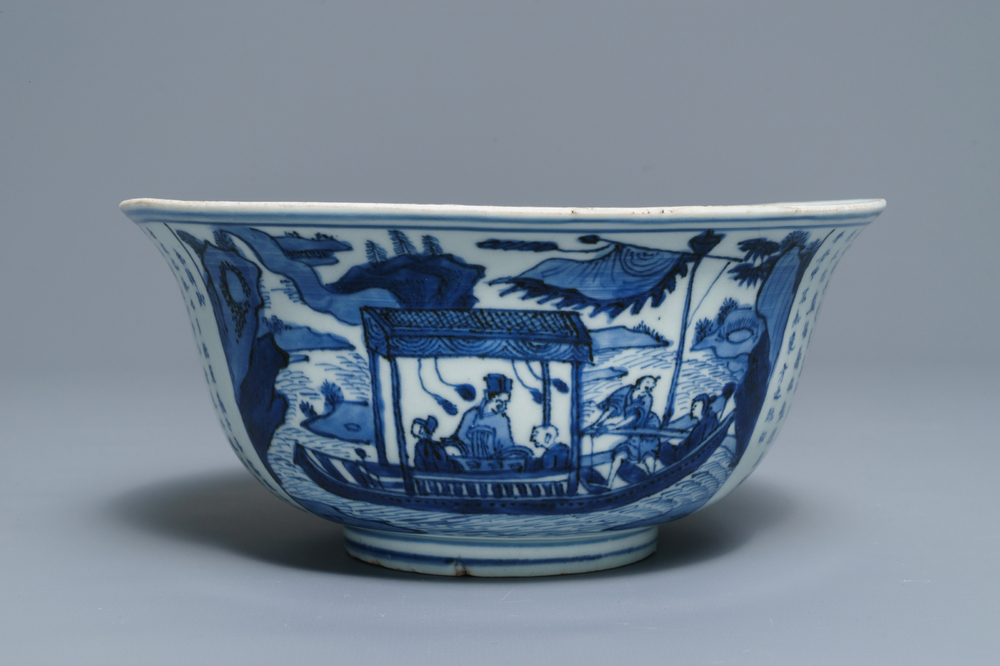 Un grand bol en porcelaine de Chine bleu et blanc &agrave; d&eacute;cor d'un po&ecirc;me, &eacute;poque Transition