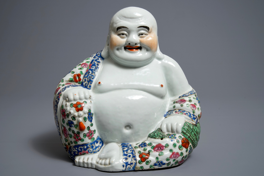 Une figure de Bouddha en porcelaine de Chine famille rose, 19/20&egrave;me