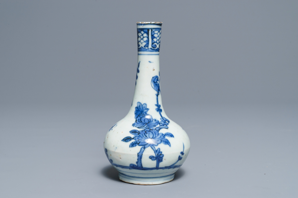 Un vase de forme bouteille en porcelaine de Chine bleu et blanc, Wanli