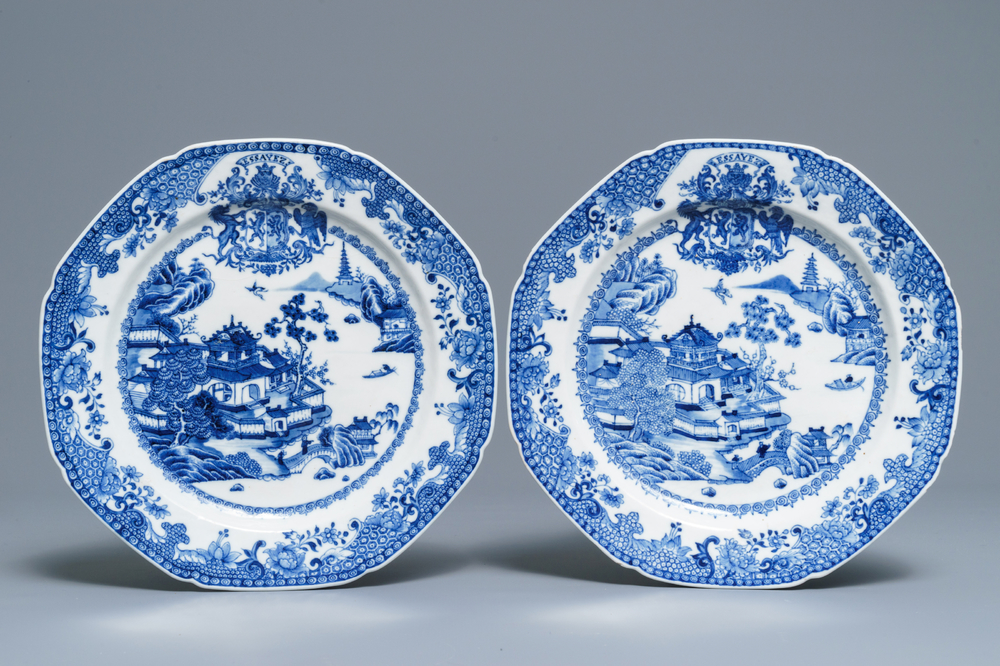 Une paire d'assiettes armori&eacute;es en porcelaine de Chine bleu et blanc pour le march&eacute; fran&ccedil;ais, Qianlong