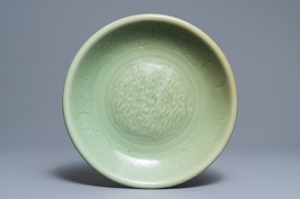 Een Chinese Longquan celadon schotel met onderglazuur decor, Ming