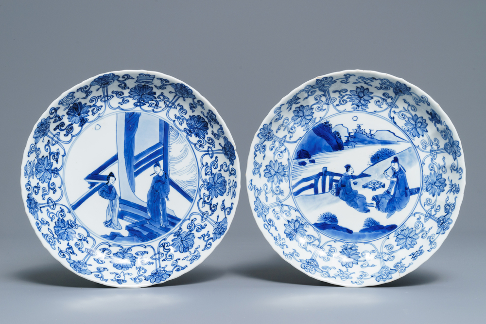 Deux assiettes en forme de lotus en porcelaine de Chine bleu et blanc, marque et &eacute;poque de Kangxi