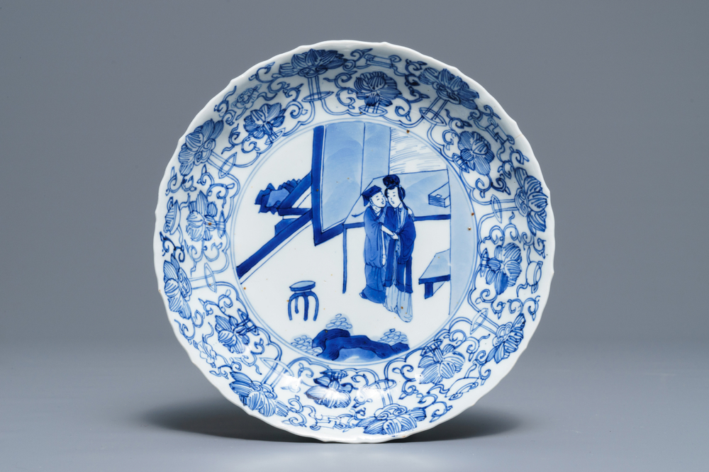 Une assiette en forme de lotus en porcelaine de Chine bleu et blanc, marque et &eacute;poque de Kangxi