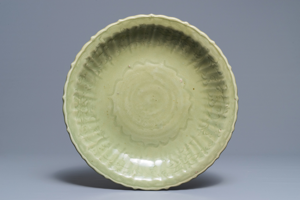 Un plat en porcelaine de Chine c&eacute;ladon de Longquan &agrave; d&eacute;cor incis&eacute;, Ming