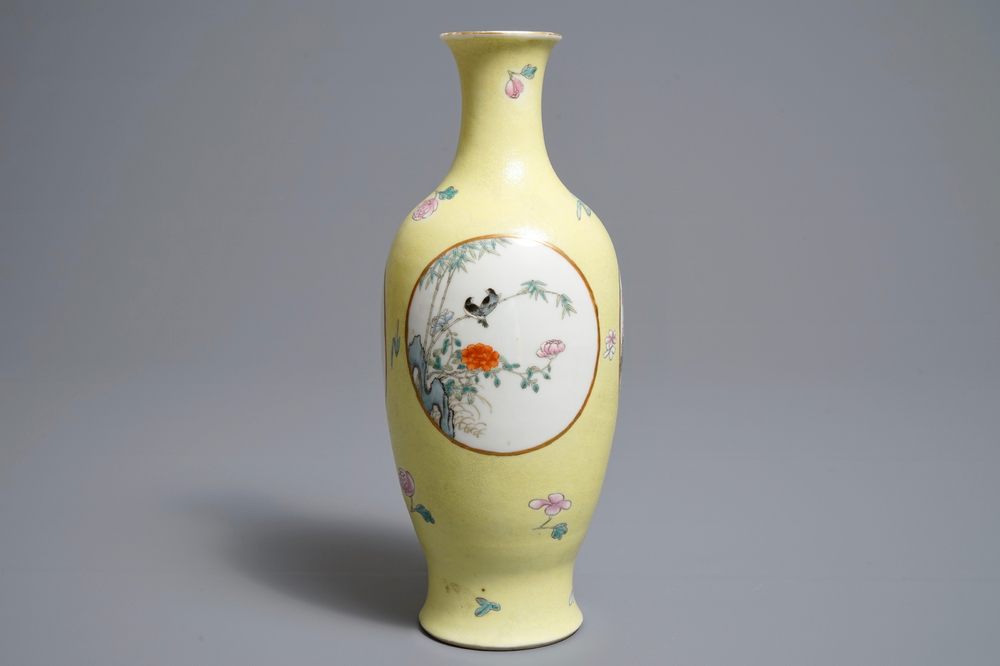 Un vase en porcelaine de Chine famille rose sur fond jaune sgraffiato, marque de Ju Ren Tang, R&eacute;publique, 20&egrave;me