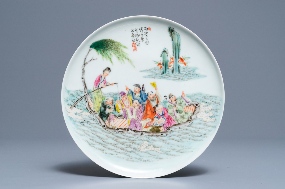 Une assiette en porcelaine de Chine famille rose &agrave; d&eacute;cor d'immortels, marque de Qianlong, R&eacute;publique, 20&egrave;me