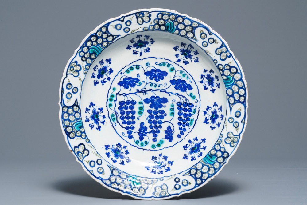 Een uitzonderlijke Iznik schotel met druivenranken, Turkije, 3e kwart 16e eeuw