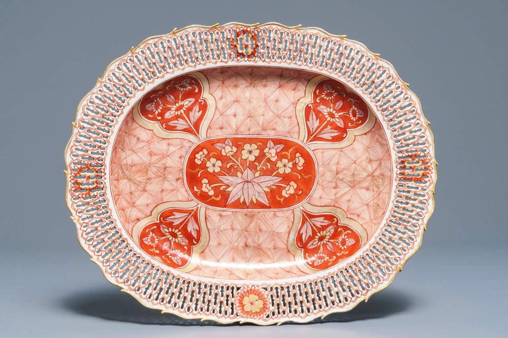 Un plat &agrave; bordure r&eacute;ticul&eacute;e en porcelaine de Chine surd&eacute;cor&eacute; aux Pays-Bas, Qianlong