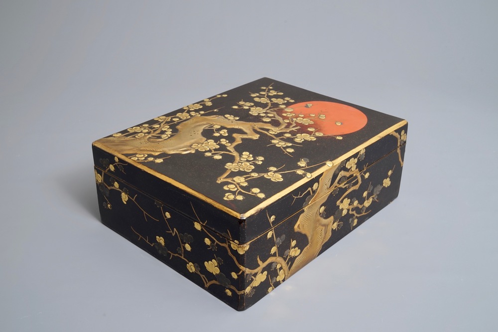 Een grote Japanse lakwerk 'suzuribako' schrijfkist met prunusdecor, Edo of Meiji, 18/19e eeuw