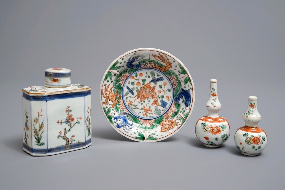 A Chinese famille verte tea caddy and cover, a moulded plate and two small vases, Kangxi