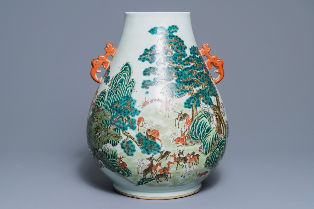 Un vase de forme hu 'cent daims' en porcelaine de Chine famille rose, marque de Qianlong, 19/20&egrave;me