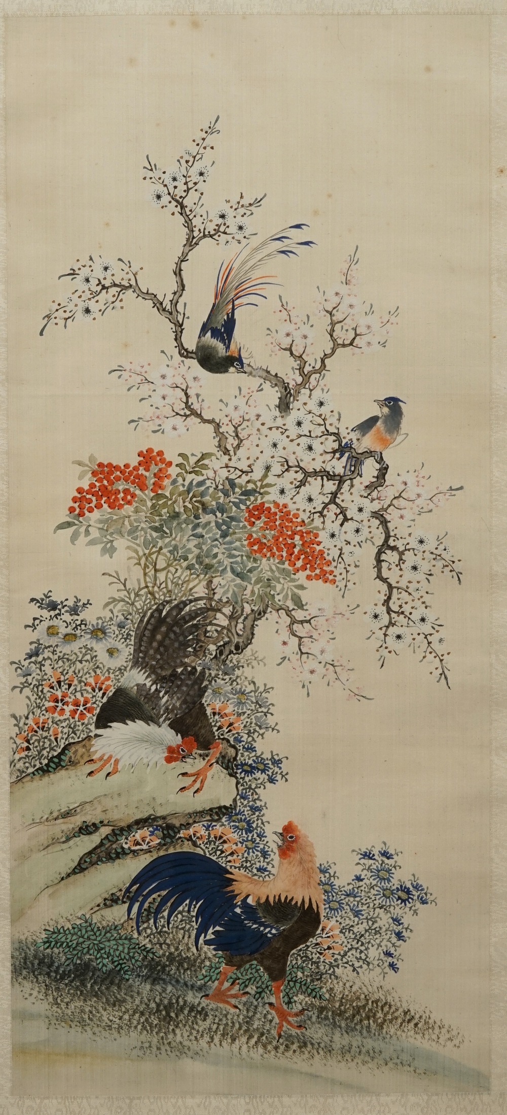 Ecole chinoise: Oiseaux aupr&egrave;s de branches fleuries, aquarelle et encre sur soie, 18/19&egrave;me