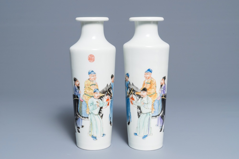 Une paire de vases de forme rouleau &agrave; d&eacute;cor de figures et calligraphie, marque de Qianlong, R&eacute;publique, 20&egrave;me