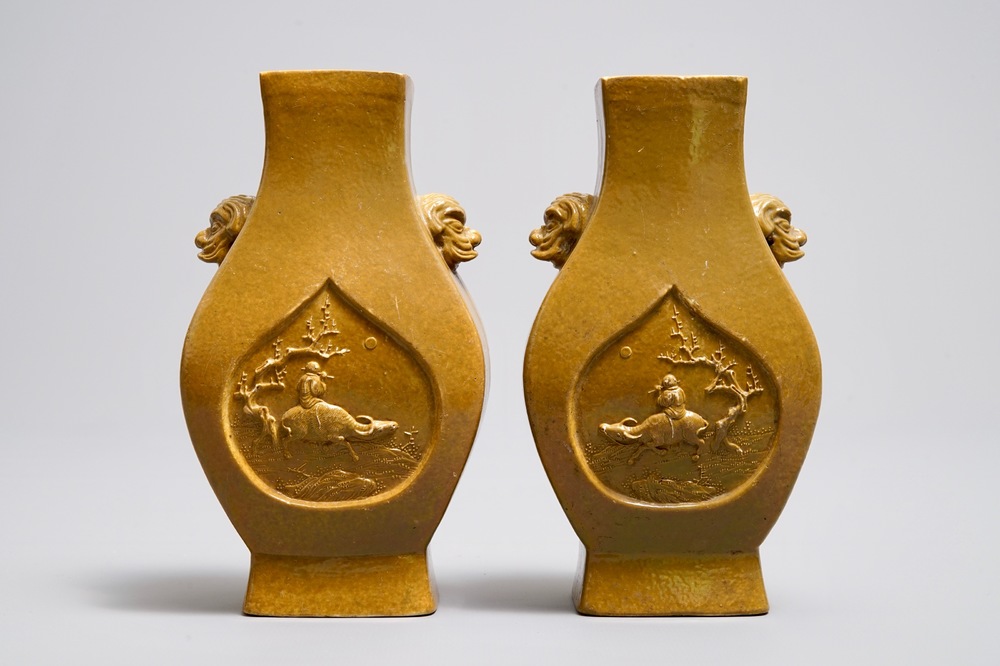 Une paire de vases en biscuit &eacute;maill&eacute; jaune, Chine, marque Wang Bing Rong Zuo, 19&egrave;me