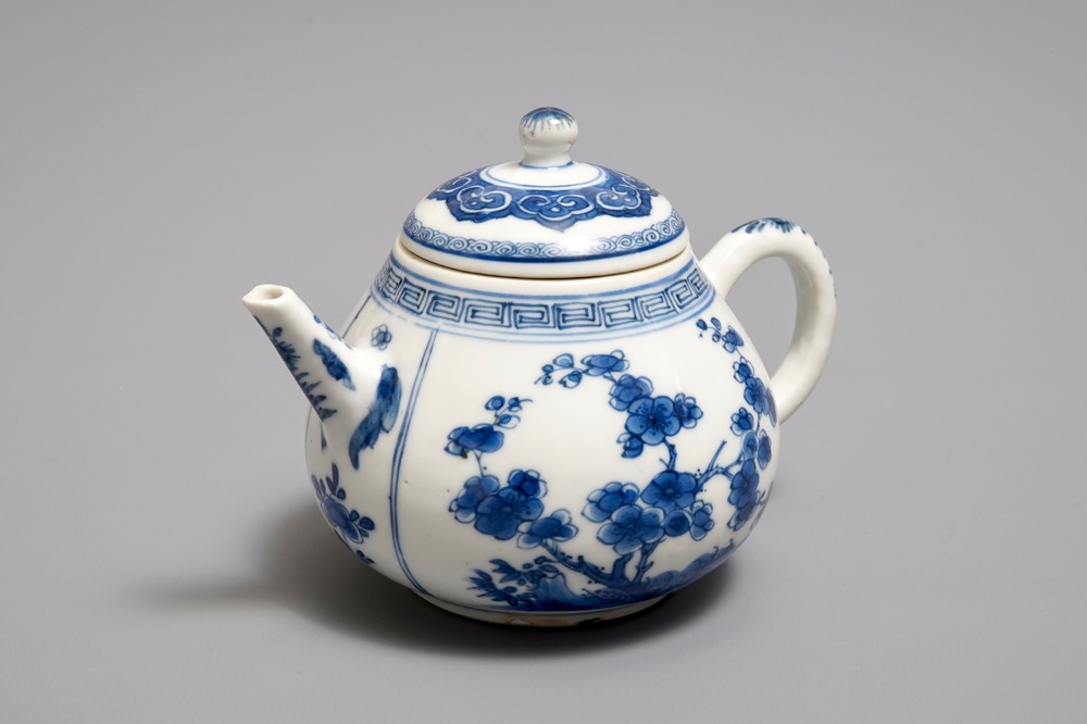 Une th&eacute;i&egrave;re couverte en porcelaine de Chine bleu et blanc, Kangxi