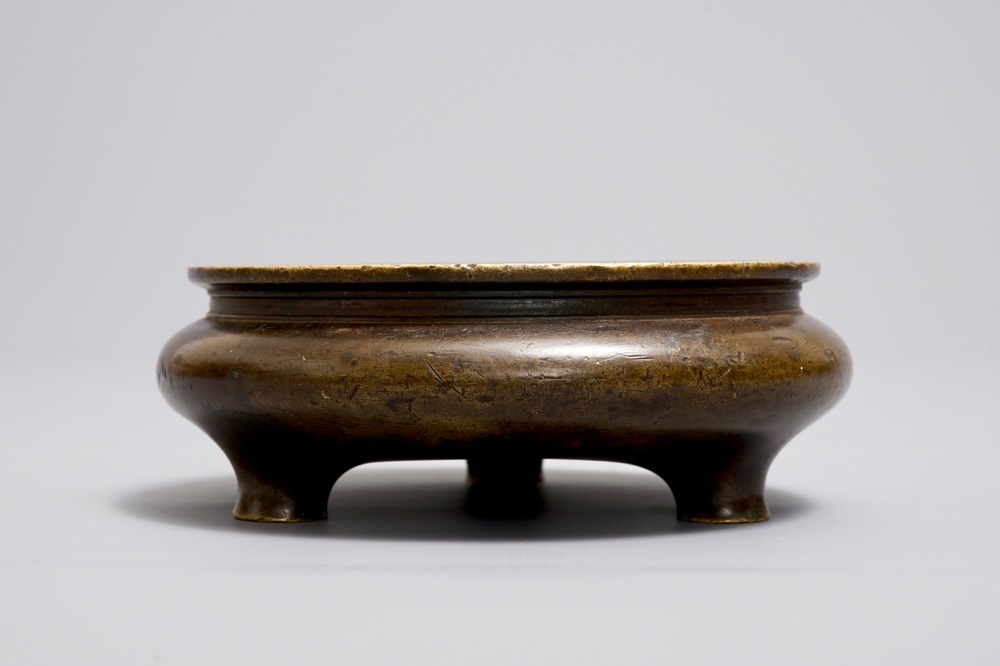 Een Chinese bronzen driepotige wierookbrander, Xuande merk, Ming