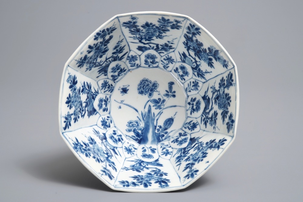 Een Chinese blauwwitte octagonale kom met floraal decor, Kangxi