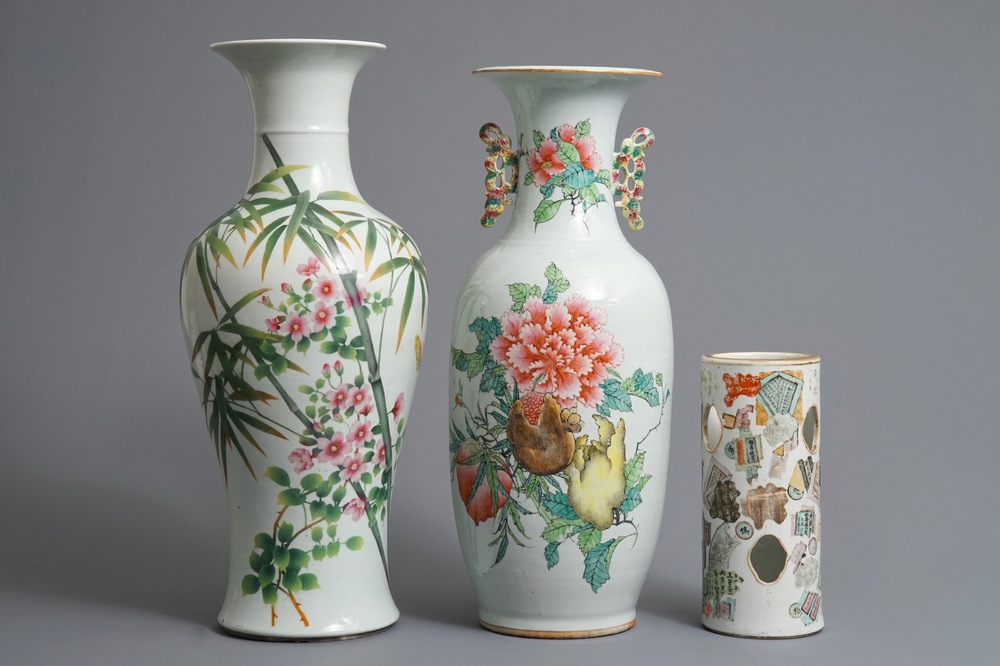 Deux vases en porcelaine de Chine famille rose et un porte-chapeau qianjiang cai, 19/20&egrave;me