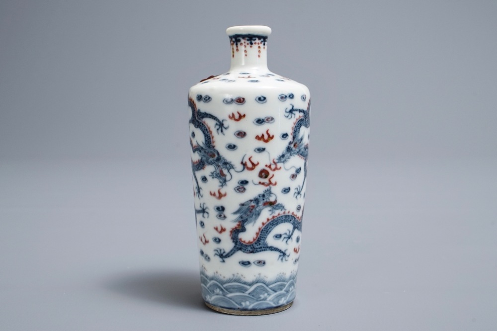 Un vase de forme bouteille en porcelaine de Chine bleu, blanc et rouge, marque de Kangxi, 19/20&egrave;me