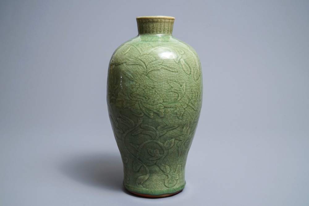 Un vase de forme meiping en porcelaine de Chine c&eacute;ladon de Longquan, Ming