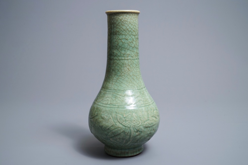 Un vase en porcelaine de Chine c&eacute;ladon-vert de Zhejiang &agrave; d&eacute;cor incis&eacute;, Ming
