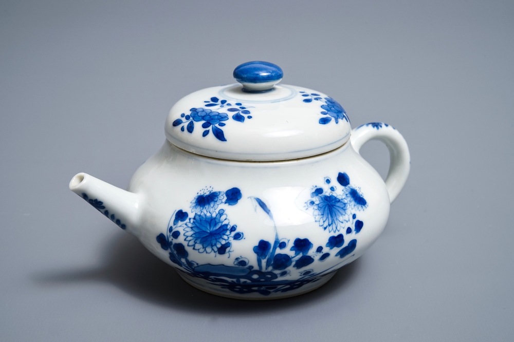 Een Chinese blauwwitte theepot met deksel naar Yixing-voorbeeld, Kangxi