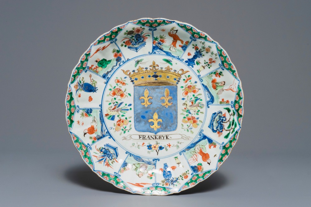 Un plat en porcelaine de Chine famille verte aux armes de France, Kangxi/Yongzheng