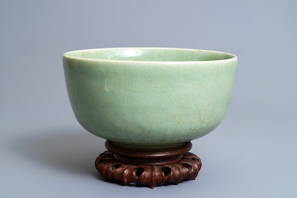 Un bol en porcelaine de Chine c&eacute;ladon sur socle en bois, 17/18&egrave;me