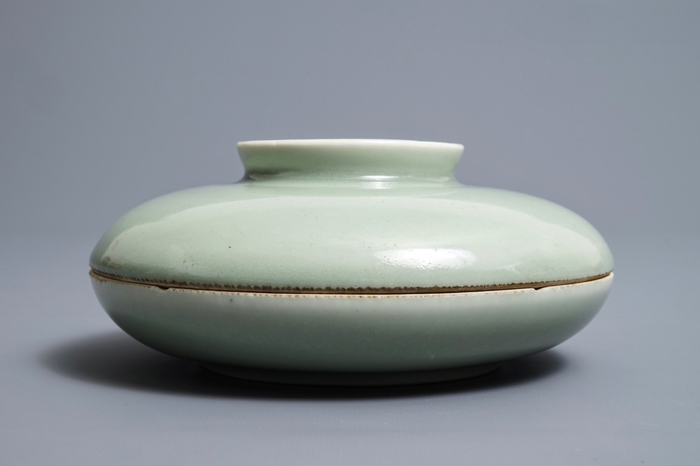 Een ronde Chinese celadon dekselkom met compartimenten, Qianlong merk, 19e eeuw