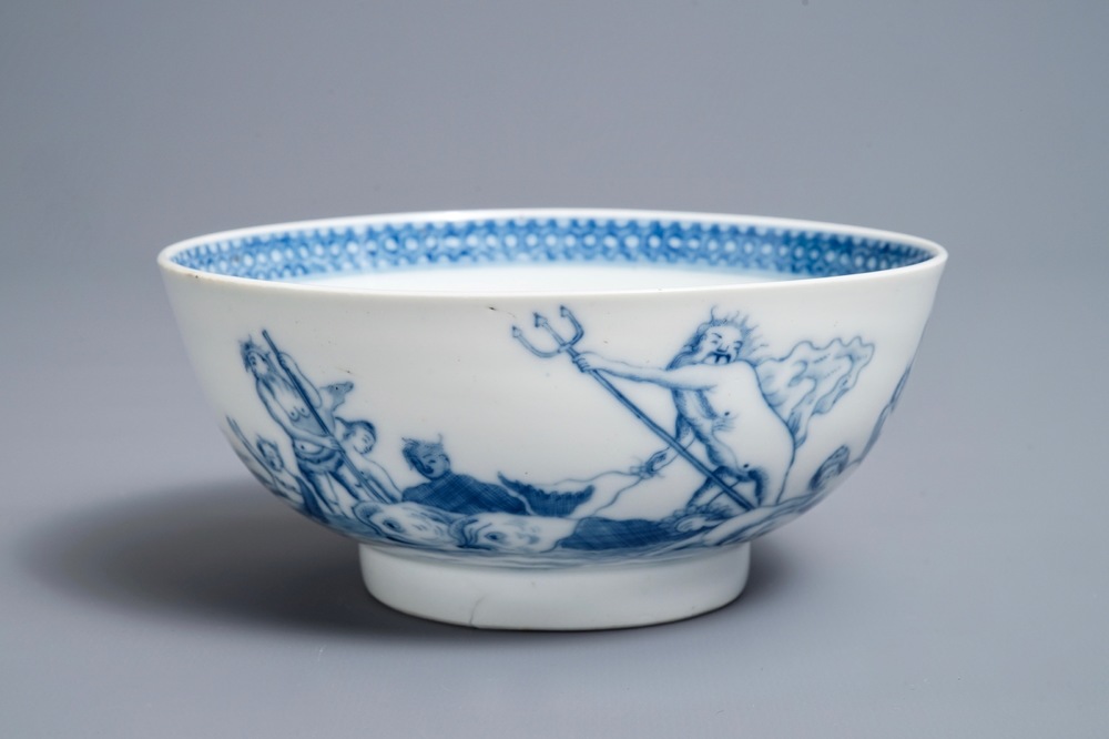 Een Chinese blauwwitte kom met mythologisch decor van Neptunus, Qianlong