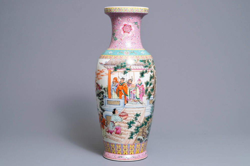 Un vase en porcelaine de Chine famille rose, R&eacute;publique, 20&egrave;me