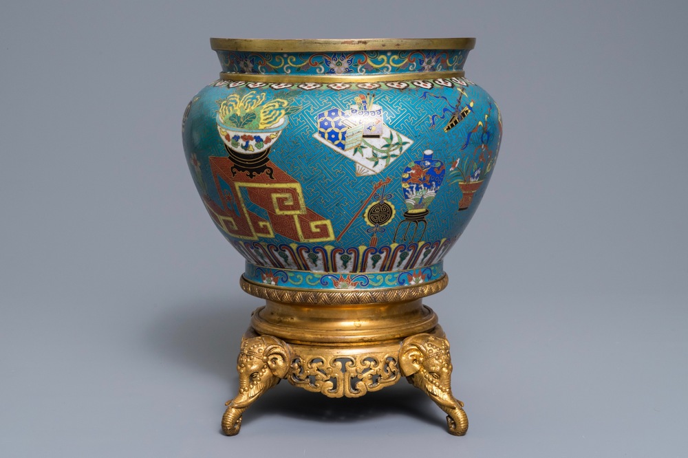 Une jardini&egrave;re &agrave; d&eacute;cor des '100 antiquit&eacute;s' en &eacute;maux cloisonn&eacute;s sur socle en bronze dor&eacute;, Chine, 18/19&egrave;me