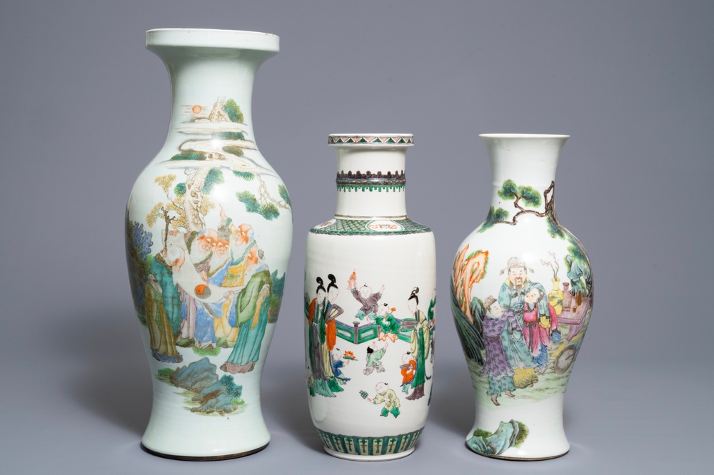 Drie Chinese famille rose en verte vazen, &eacute;&eacute;n met Qianlong merk, 19/20 eeuw