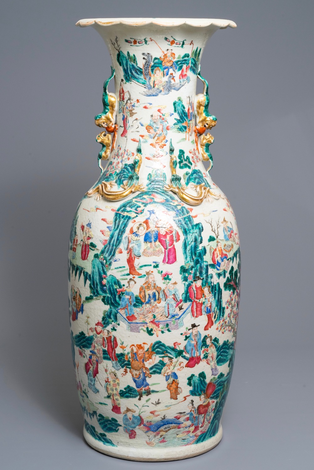Un grand vase en porcelaine de Chine famille rose &agrave; d&eacute;cor d'immortels, 19&egrave;me