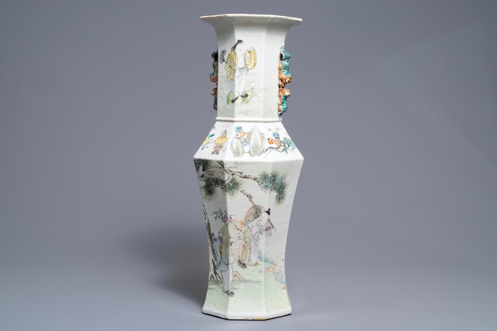 Un vase de forme octagonale en porcelaine de Chine qianjiang cai, dat&eacute; 1893