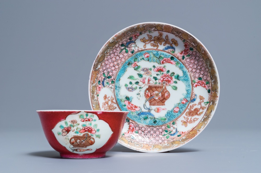 Une tasse et soucoupe 'ruby back' en porcelaine de Chine famille rose, Yongzheng