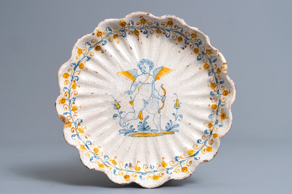 Een gelobde tazza met een putto in Italiaanse majolica, Deruta of Faenza, ca. 1600